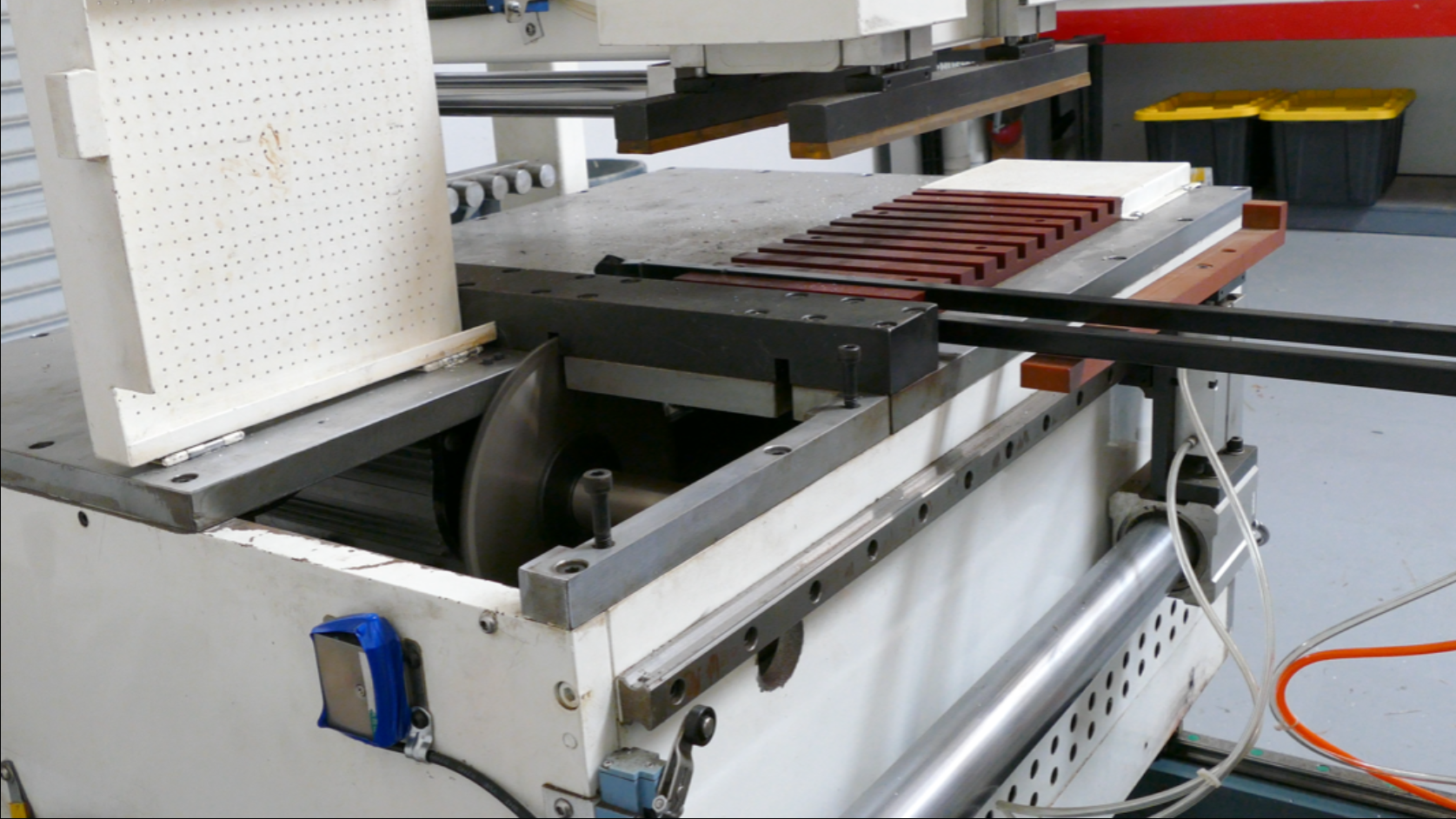 Fence cutting machine